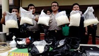 Polres Metro Jakarta Barat memberikan keterangan terkait keberhasilan mengungkap jaringan pemasok shabu seberat 16 kilogram yang berasal dari Tiongkok.