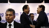 Komisaris Utama BRI Mustafa Abubakar (tengah) berjabat tangan dengan peserta RUPS.