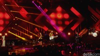 Barasuara dan Yura Yunita yang membawakan lagu Cinta Terakhir.