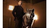 Bersama Raksha, Akela yang diisi oleh Giancarlo Esposito juga ikut membesarkan Mowgli. (dok. Disney)
