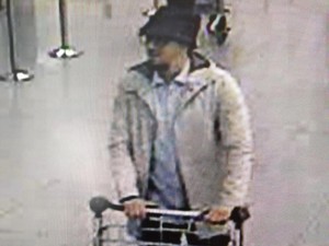 Terus Buru Tersangka Bom Brussels, Polisi Belgia Rilis CCTV Pria Bertopi