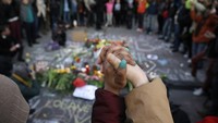 Mereka berdoa untuk korban tewas serangan tersebut. AFP/Kenzo Tribouillard.