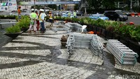 Material dan peralatan penyangga disiapkan di sekitar kolan bundaran HI.