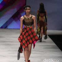 Yoyo Prasetyo Ragam Wastra Nusantara Indonesia Fashion Week 2016. at Jakarta Convention Center. Senayan. Jakarta. [Foto: Mohamamd Abduh/Wolipop]