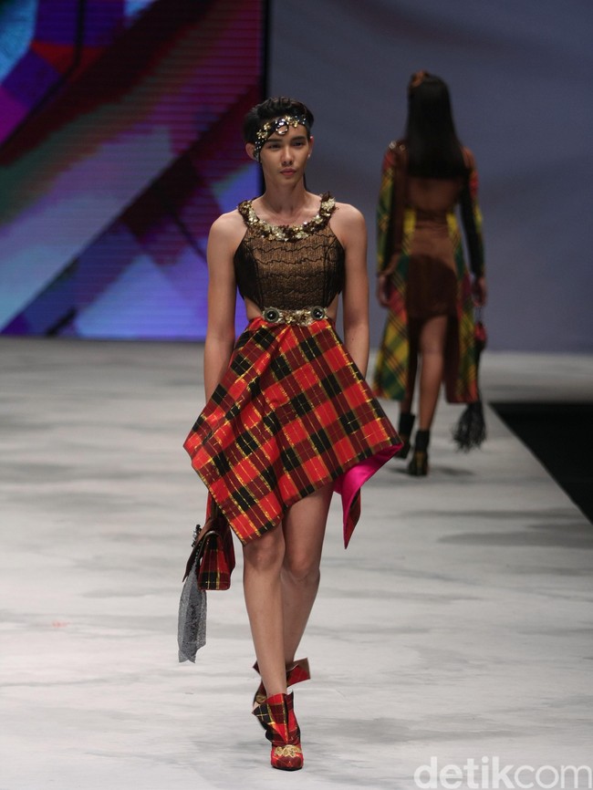 Yoyo Prasetyo Ragam Wastra Nusantara Indonesia Fashion Week 2016. at Jakarta Convention Center. Senayan. Jakarta. [Foto: Mohamamd Abduh/Wolipop]