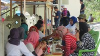 Kalau kepanasan, jangan khawatir. Ada banyak warung menjual minuman dingin seperti es kelapa muda. Segar! (Fitraya/detikTravel)