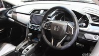 Kami di sini menawarkan 3 varian Honda All New Civic, yakni standar, menengah dan kelas paling atas RS, ujar salah satu sales Honda Thailand, saat ditemui detikOto di Bangkok Motor Show.