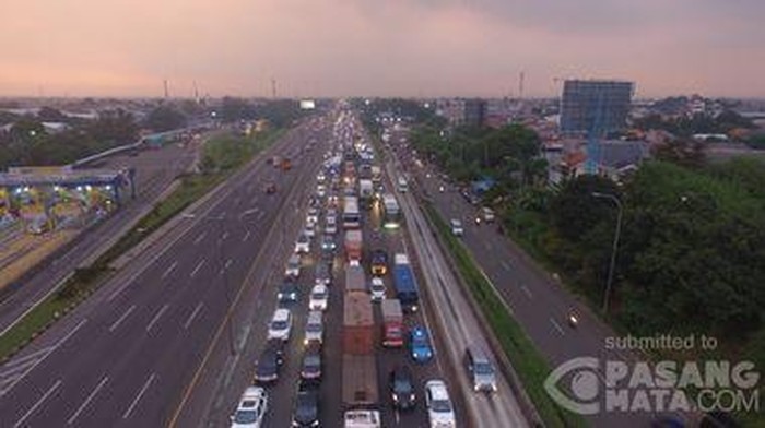 Begini Penampakan Kemacetan Tol Jakarta Arah Cikampek dari Udara