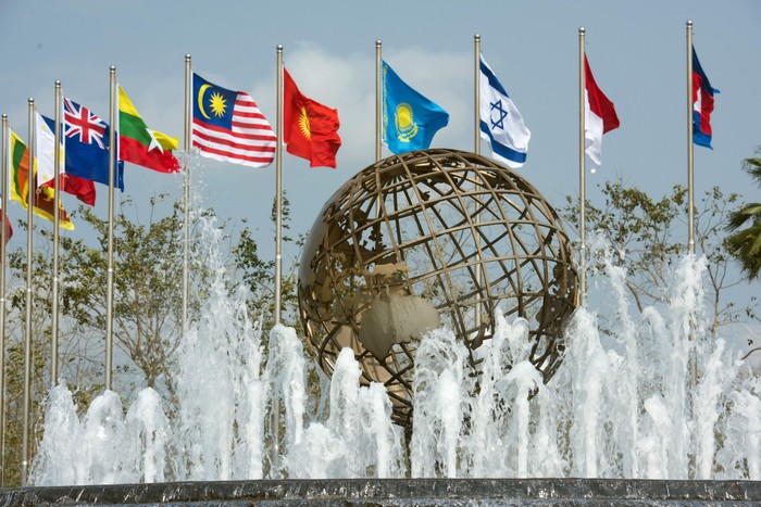 Bendera sejumlah negara dikibarkan di lokasi acara Boao Forum di Hainan, China. Reuters/Stringer.