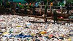 TNI Bersihkan Sampah di Sungai Cikapundung