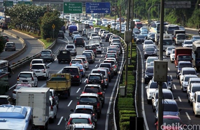 Menjelang libur panjang Tol Dalam Kota Gato Subroto Jakarta Selatan  terlihta macet,, Kamis (24/3/2016). Laju kendaraan yang 10 Km per jam. Lamhot Aritonang/detikcom.