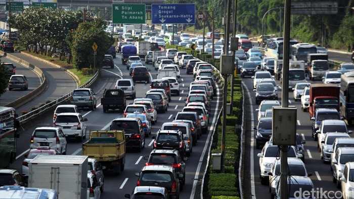 Menjelang libur panjang Tol Dalam Kota Gato Subroto Jakarta Selatan  terlihta macet,, Kamis (24/3/2016). Laju kendaraan yang 10 Km per jam. Lamhot Aritonang/detikcom.