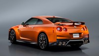 Sebagai ikon performa mengemudi dari Nissan, GT-R terus berkembang. Dengan kisi-kisi radiator V-Motion yang khas, GT-R sekarang memiliki bahasa desain terbaru Nissan. Performa aerodinamika yang luar biasa dan upgrade interior telah memberikan GT-R karakter yang lebih dewasa, yang akan terus ke masa depan, kata Direktur Desain Eksekutif Nissan, Mamoru Aoki.