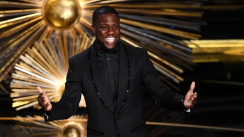 Di urutan ke 7, ada Kevin Hart. Rata-rata, ia melakukan 358 posting tiap bulan, dengan rincian 62 kali di Instagram dan 296 kali di Twitter. Foto: Getty Images