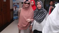 Ia enggan menanggapi pertanyaan wartawan.