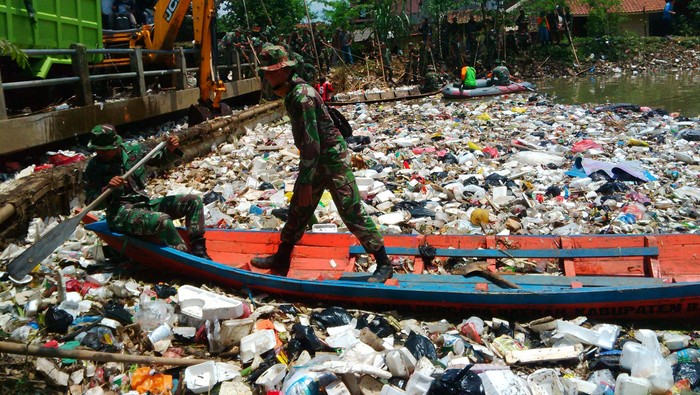 Setelah Debat dan Rapat, Akhirnya Horor Sampah di Cikapundung Dibersihkan
