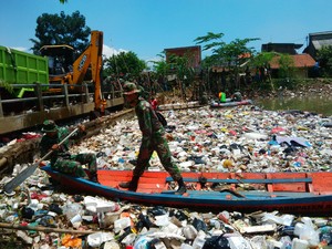 Setelah Debat dan Rapat, Akhirnya Horor Sampah di Cikapundung Dibersihkan