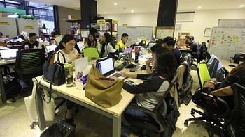 Karyawan back office serius bekerja mengendalikan operasional perusahaan. Foto: detikINET/Irna Prihandini