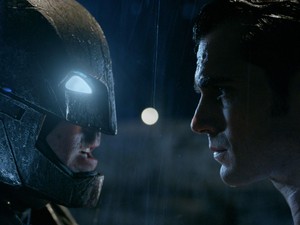Batman v Superman Bergeser dari Puncak Box Office