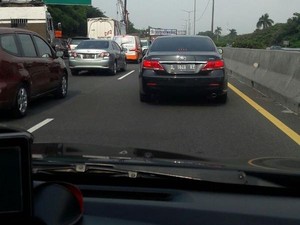 Truk Gandeng Terbalik, Macet Panjang di Tol Karawang Arah Bandung