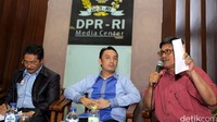 Anggota Komisi IX DPR Muhammad Iqbal bersama Direktur Hukum, Komunikasi dan Kelembagaan BPJS Kesehatan, Bayu Wahyudi dan Koordinator BPJS Watch, Indra Munaswar (kanan) menjadi pembicara dalam Dialektika Demokrasi tersebut.