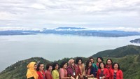 Para pejabat daerah yang hadir dalam acara Penerbangan Perdana Garuda Indonesia Jakarta-Silangit pun tak ketinggalan berfoto di sana dengan latar Danau Toba. Jepret! (Afif/detikTravel)