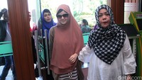 Risty tersenyum saat tiba di Pengadilan Agama Jakarta Selatan.