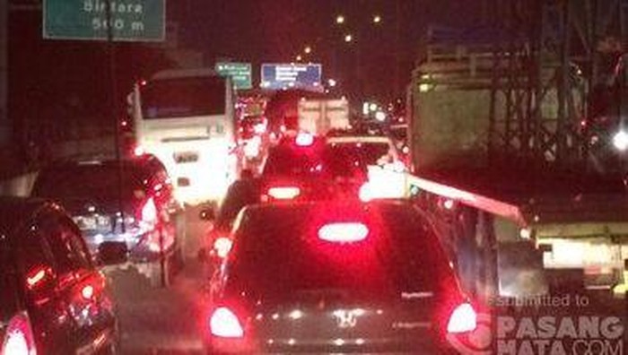 Macet Long Weekend, Pengemudi Menumpuk di Rest Area KM 19 Tambun