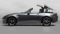 Atap Mazda MX-5 RF berfungsi otomatis sepenuhnya. Dengan sistem kontrol, atap keras tersebut dapat terbuka dan tertutup pada kecepatan hingga 9,6 kilometer per jam.