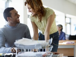 Menyukai Teman Kerja, Apakah Perasaannya Juga Sama?