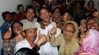 Warga yang hadir mayoritas ibu-ibu, antusias melihat Sandiaga Uno yang kini hendak beralih haluan menjadi politisi itu.