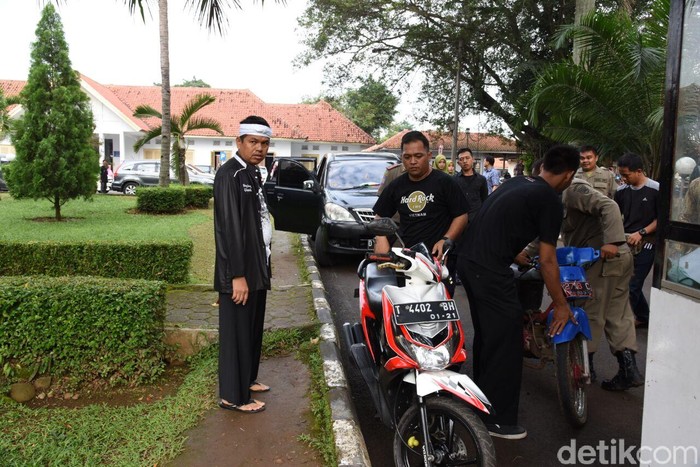 Bupati Dedi Murka ke Petugas Parkir dan Satpam Rumah Sakit