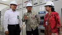 Derektur Bisnis Regional Jawa Bagian Timur dan Bali PLN, Amin Subekti berbincang dengan Kepala Dinas ESDM Prov Jatim, Dewi J. Putriatmi dan Bupati Sidoarjo,  H. Syaiful Illah berbincang saat meninjau Ruang Kontrol Gardu Induk Sidoarjo, Rabu (23/3/2016). Istimewa/dok PLN.