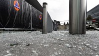 Kaca berserakan di lantai. Frederic Sierakowski/Reuters/detikFoto.