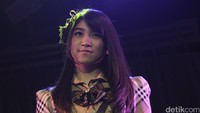 Shani Indira saat membawakan lagu 365 Nichi no Kamihikouki.