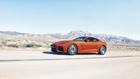 Memang, secara performa Jaguar F-Type SVR yang debut di Geneva Motor Show ini mampu melibas kecepatan tinggi. Kini sudah dibuktikan dengan Michelle Rodriguez hadir sebagai jokinya. Foto: Jaguar