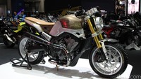 Tampilan mewah di tubuh motor ini sangat terlihat. Sebab, Honda memadukan warna emas bersama putih gading dan coklat pada bagian joknya.