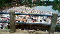 Ragam sampah itu di antaranya kardus bekas, kantong kresek, gelas plastik, dan styrofoam.