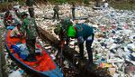 TNI Bersihkan Sampah di Sungai Cikapundung