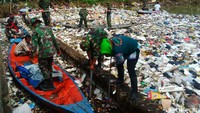 TNI dan warga membersihkan sampah di Sungai Cikapundung.