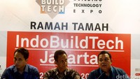 Wakil Sekretaris Jenderal Gapensi Errika Ferdinanta, Director PT Debindo-ITE Budiarto Linggowiyono, dan Ketua Kompartemen Organisasi Gapensi Didi Aulia memberikan keterangan pers terkait penyelenggaraan Mukernas, Rabu (23/3/2016).