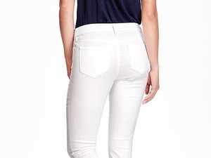 Old Navy Rilis Celana Jeans Putih yang Tak Akan Kotor Saat Kena Noda