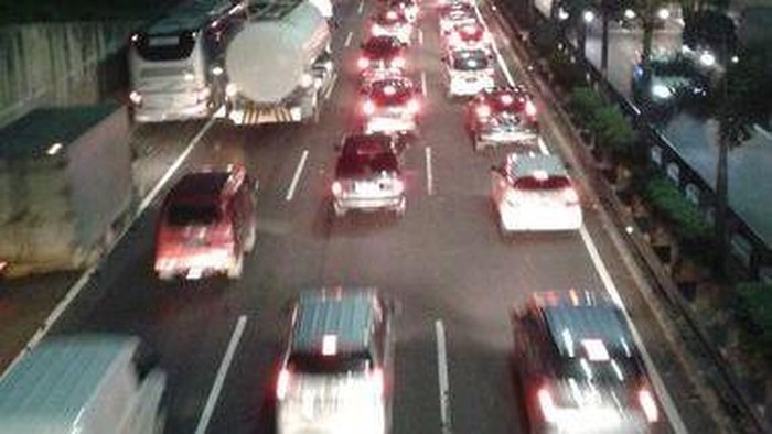 Urai Macet, Polisi Berlakukan Contra Flow di Rest Area Tol Jakarta Cikampek