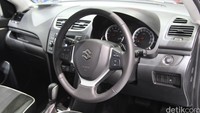 Mobil ini memiliki panel instrumen pada bagian setir kemudi. Sehingga bisa sangat mudah untuk mengatur semua entertainment, tidak lupa start-stop engine yang berada di bagian kanan.