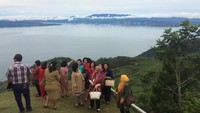 detikTravel berkunjung ke Panatapan Huta Ginjang saat acara Penerbangan Perdana Garuda Indonesia Jakarta-Silangit. Di sinilah, Gubernur Sumatera Utara, Erry Nuradi menyebut Danau Toba pemandangannya mirip seperti di Swiss (Afif/detikTravel)