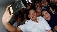 Sandiaga Uno menyempatkan diri berselfie bersama warga.
