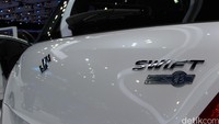 Tampilan logo Sai yang tepat berada di bagian kanan belakang bersama logo Swift.
