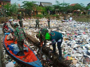 Komando! 100-an Anggota TNI Serbu Sampah yang Menumpuk di Cikapundung