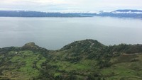 Harap berhati-hati kala berada di pinggirannya, sebab belum ada pagar pengaman. Perhatikan langkah dan lebih waspada ketika sehabis hujan karena licin (Afif/detikTravel)