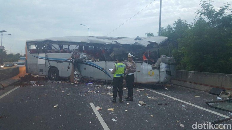 Truk Vs Bus Damri di Tol Pluit, 3 Korban Luka Dibawa ke RS 